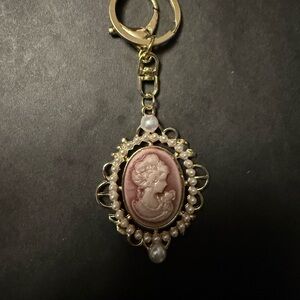 Mint Vintage Cameo Keychain in Pink and Gold